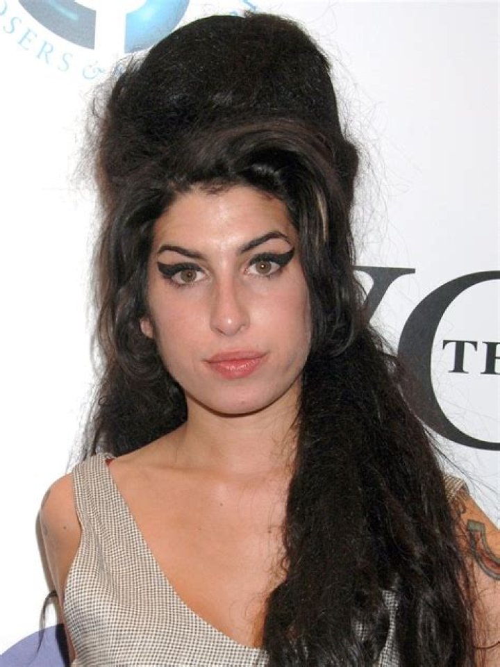Amy Winehouse Biography, Age, Height, Husband, Net Worth, Family