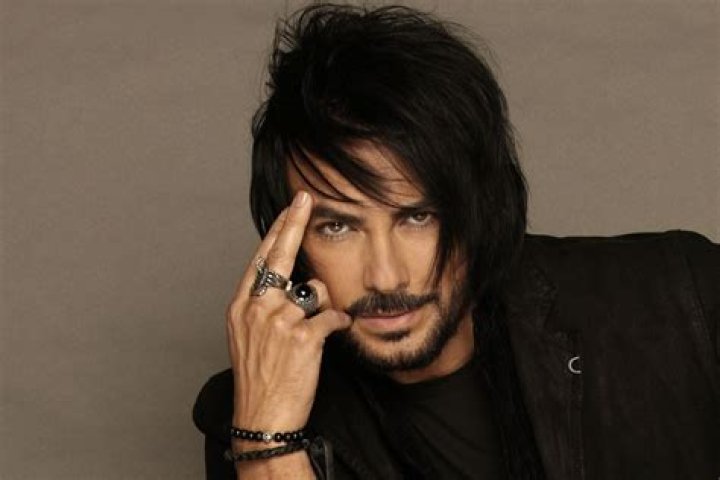 Beto Cuevas Biography, Age, Height, Wife, Net Worth, Family