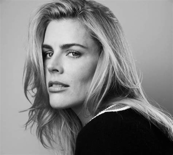 Busy Philipps Biography, Age, Height, Husband, Net Worth, Family