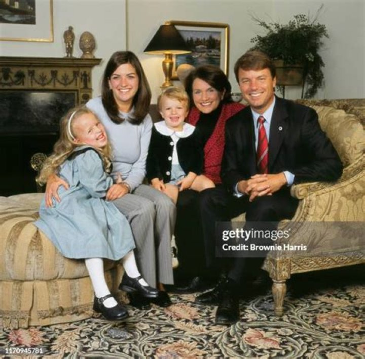 Cate Edwards biografía, edad, altura, esposa, net worth, familia