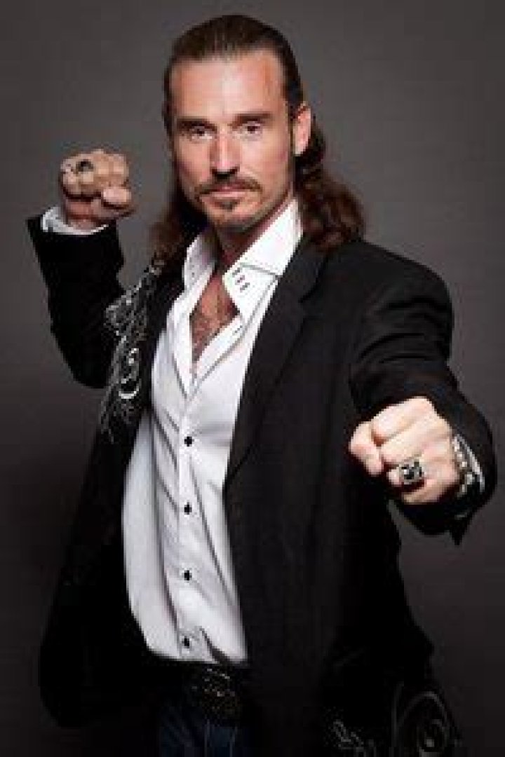 Coach Biography, Age, Height, Wife, Net Worth, Family