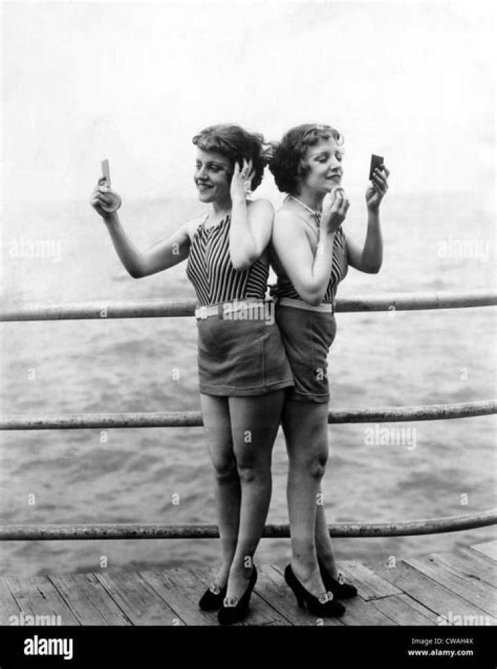 Daisy and Violet Hilton Biography, Age, Height, Wife, Net Worth and Family