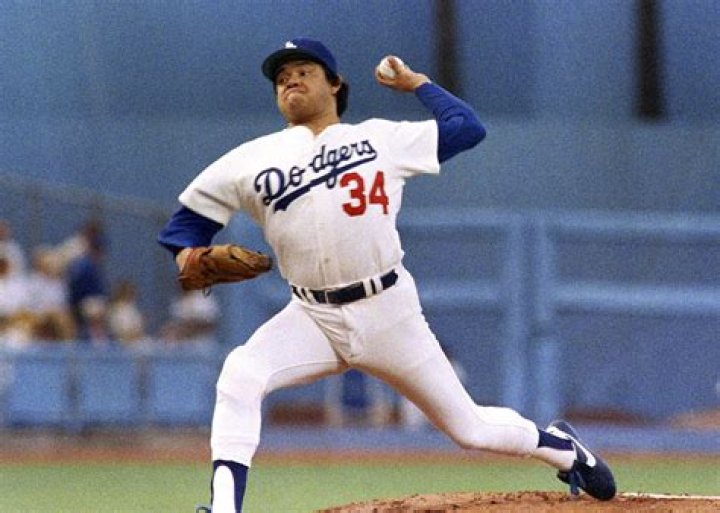 Fernando Valenzuela biografía, edad, altura, esposo, net worth, familia