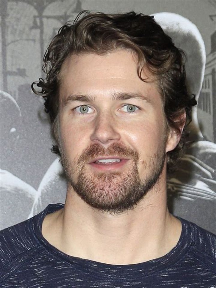 Josh Kelly Biography, Age, Height, Wife, Net Worth, Family