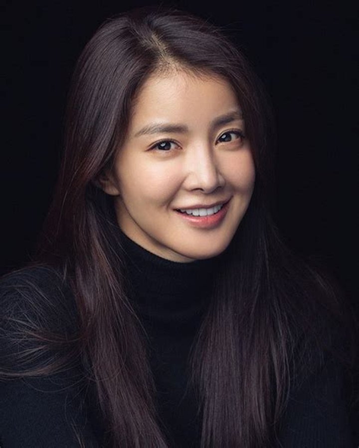 Lee Si-young Biography, Age, Height, Husband, Net Worth, Family