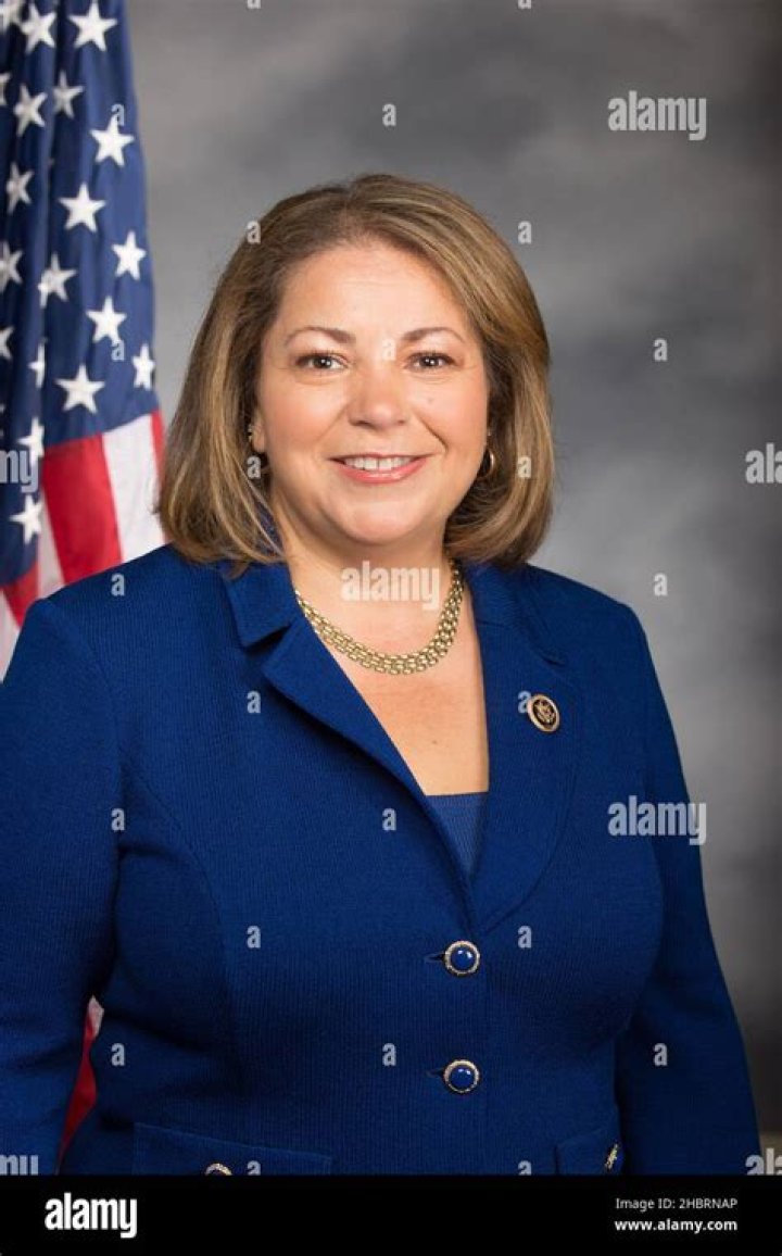 Linda Sánchez Biography, Age, Height, Husband, Net Worth, Family