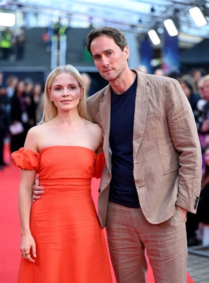 Oliver Chris Biography, Age, Height, Wife, Net Worth, Family