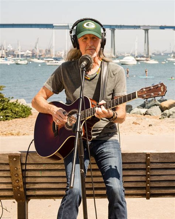 Patrick Simmons Biography, Age, Height, Wife, Net Worth, Family