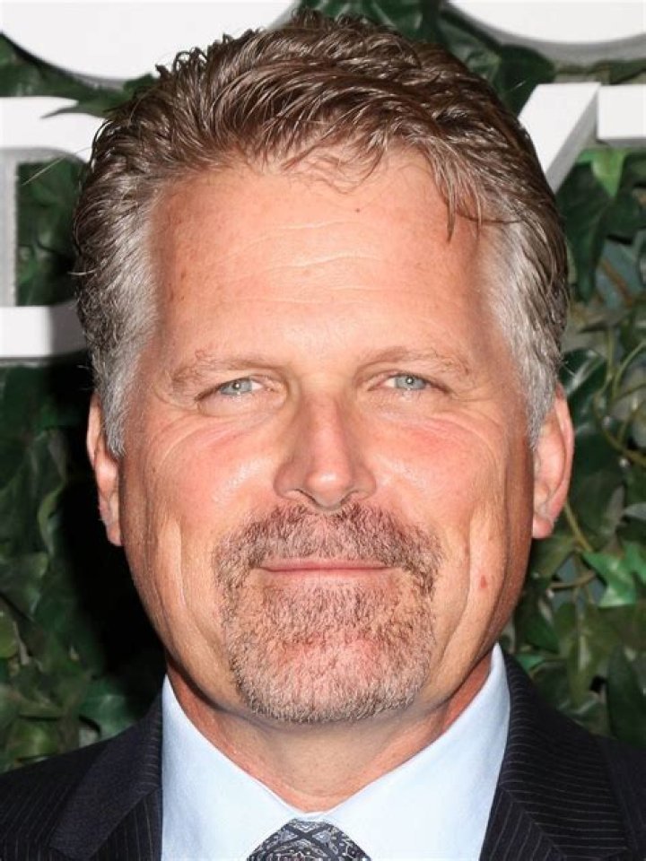 Robert Newman Biography, Age, Height, Wife, Net Worth, Family