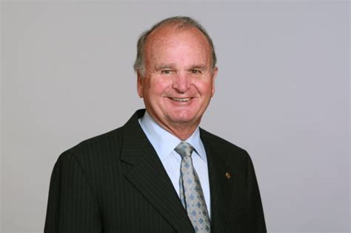 Wayne Weaver biografía, edad, altura, esposo, net worth, familia